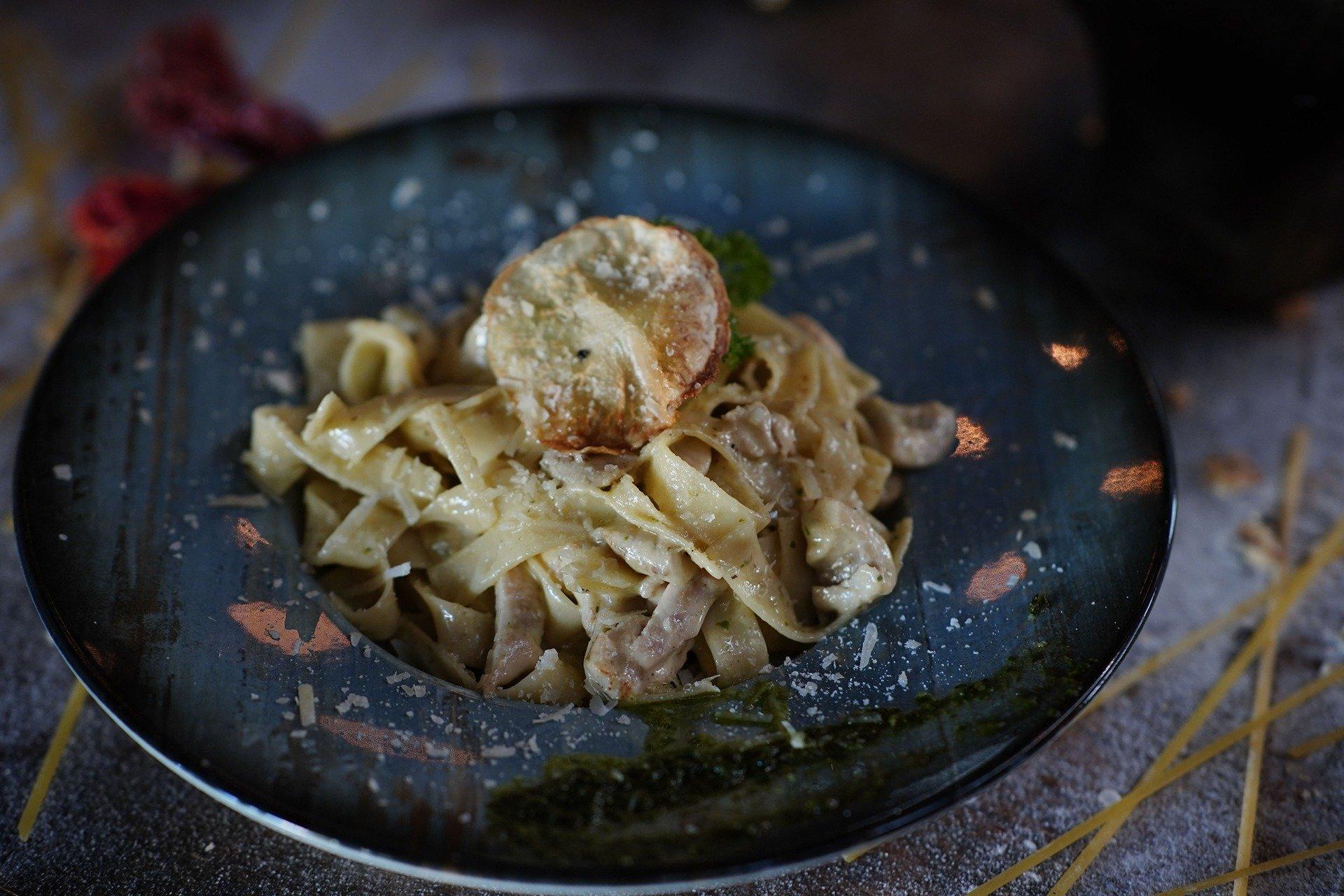 FETTUCCİNE ALFREDO AL POLLO